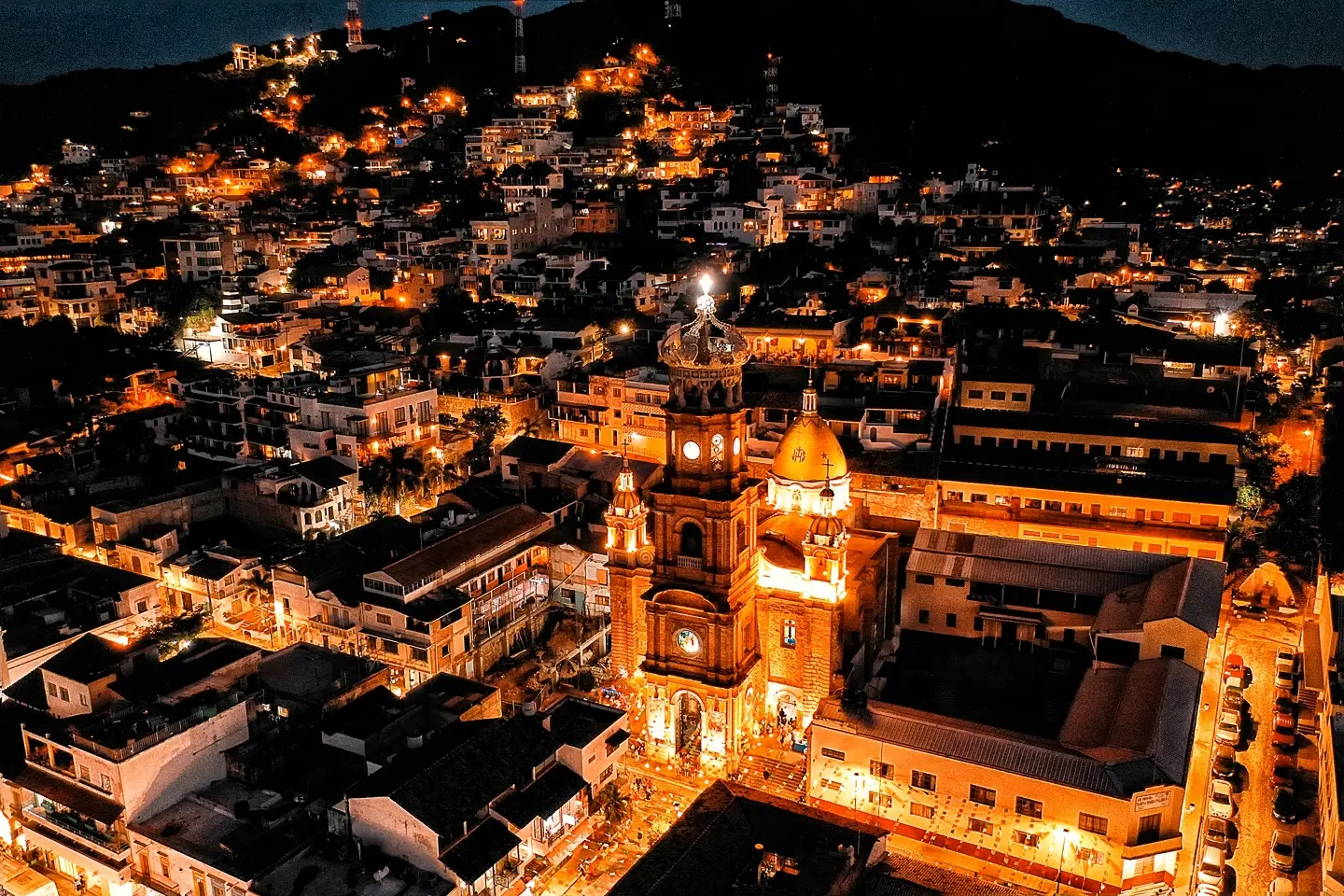  À quoi ressemble la vie à Puerto Vallarta - vue sur la ville de nuit.