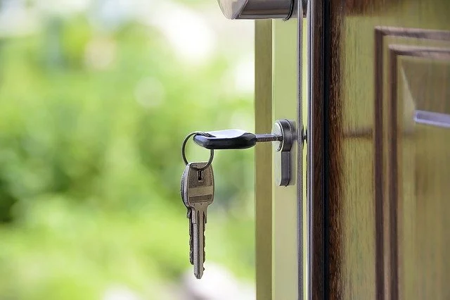 clés de maison dans serrure