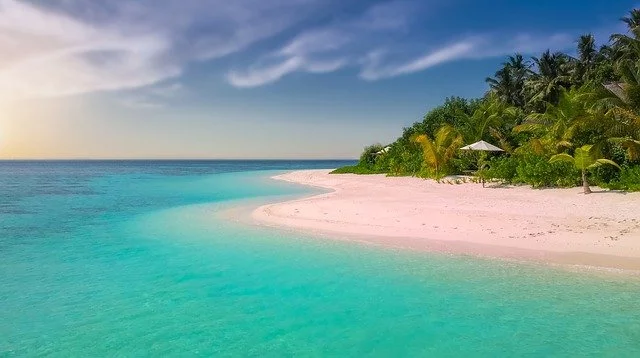 plage privée avec eau turquoise